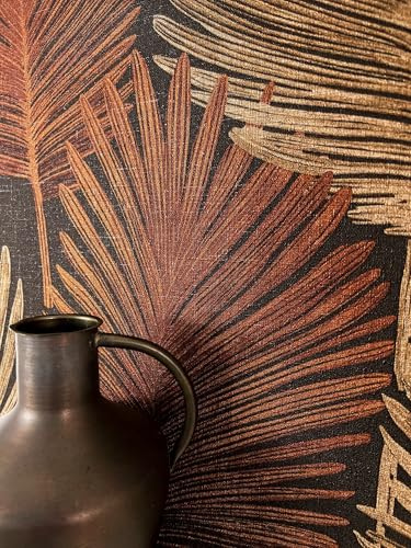 Newroom Vliestapete Braun Palmenblätter Tapete Wohnzimmer | rostbraune goldbeige Blätter auf dunklem Grund, feine Leinenstruktur, matt, exotische Mustertapete, Wandtapete Esszimmer Flur