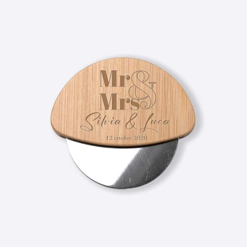 ''Mr & Mrs'' Ruota Rotella Tagliapizza in bamboo e Acciaio Inox Idea regalo Natale Cena Casa Amici Parenti Sposi Divertente per Pizza Focaccia Cibo Amore Cucina