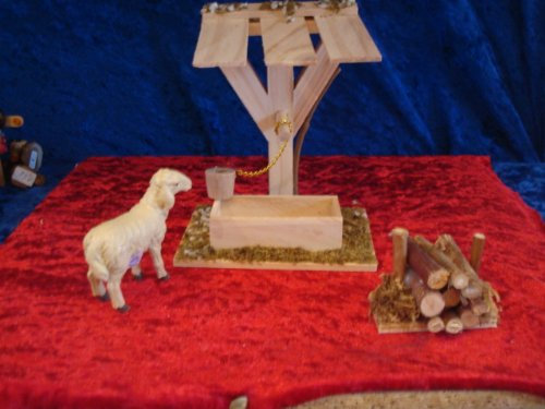 Krippenzubehör, Brunnen mit Schaf und Holzstoß,für 12 cm Figuren