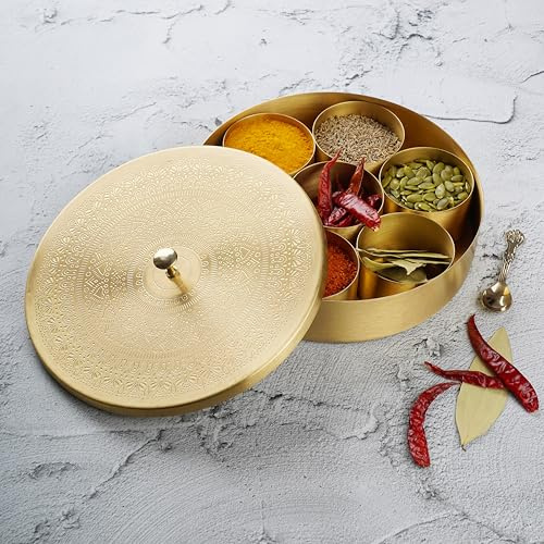 Ajuny Handgefertigte Runde Gewürzbox aus Messing – Gold mit Geprägtem Deckel und Mandala-Design – 7 Gewürzbehälter und 1 Löffel – Dekorative Masala-Dabba Dose 20 cm Organizer