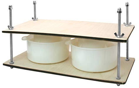 Prensa de queso de madera para suministros de elaboración de queso Guías de metal de 40 cm y 2 piezas de molde para queso con pistón seguidor de 1,2 L - Gran Home Supply Ultimate Cheese Press Machine