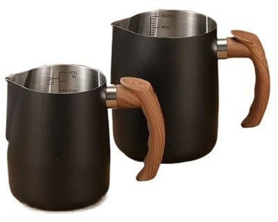 WENYOG Pot à Lait Pichet à Mousse de Lait 600/900ML, avec échelle précise, Manche en Bois, Bec sans Goutte, Tasse à café au Lait en Acier Inoxydable, café(600ML,Black)