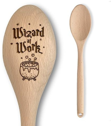 Harry le Magicien Cadeau de pâtisserie – Baguette cuillère en bois – Inscription gravée – Cadeau de cuisine pour homme et femme – Article non officiel de fan (Magicien au travail)