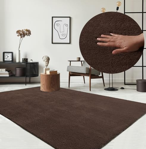 the carpet Relax Moderner Flauschiger Kurzflor Teppich, Anti-Rutsch Unterseite, Waschbar bis 30 Grad, Super Soft, Felloptik, Braun, 120 x 160 cm