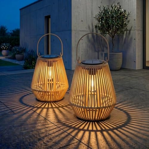 Solarlaternen für Außen, Boho Rattan 2er Set, IP44 wasserdicht, warmweiß | Handgewebte Rattan-Optik, hängend & stehend nutzbar. Deko für Garten, Balkon & Terrasse. Geschenk für Frauen, Mama & Oma.