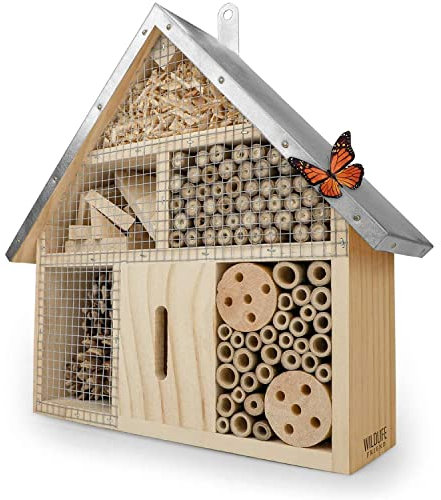 Albergo per insetti WILDLIFE FRIEND con tetto in metallo. Casetta insetti in legno naturale per api, coccinelle, crisopidi, farfalle. Aiuta la nidificazione. Da appendere