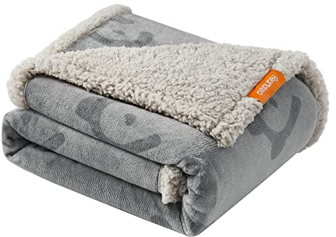Feandrea wasserdichte Hundedecke, Sherpa Fleece Haustier Decke für kleine und mittelgroße Hunde, Katzen, 127 x 101 cm, L, maschinenwaschbar, beidseitiger Sofabezug-Schutz, grau PPB050G01