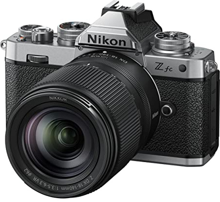 Nikon Z fc + Z DX 18-140VR fotocamera Mirrorless DX con SD, versione Nital | CMOS 20,9 MP, 20 Creative Picture Control, ghiere, mirino elettronico, Lexar SD 64GB inclusa, 6 anni garanzia Nital