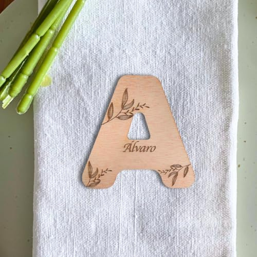Amaisso® Letras de Madera Decorativas Marcasitios Boda con Iman - Detalles Boda para Invitados Nombres de Madera Personalizados para Decoracion de Mesa Originales en Bodas, Bautizo, Comunion (Letras)