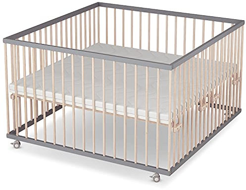 Sämann Laufstall Baby mit Matratze SleepPlus, Lattenrost und Schlupfsprossen | stufenlos höhenverstellbar | Laufgitter Premium | Babybett aus Holz | Krabbelgitter (grau/natur, 120x120 cm)