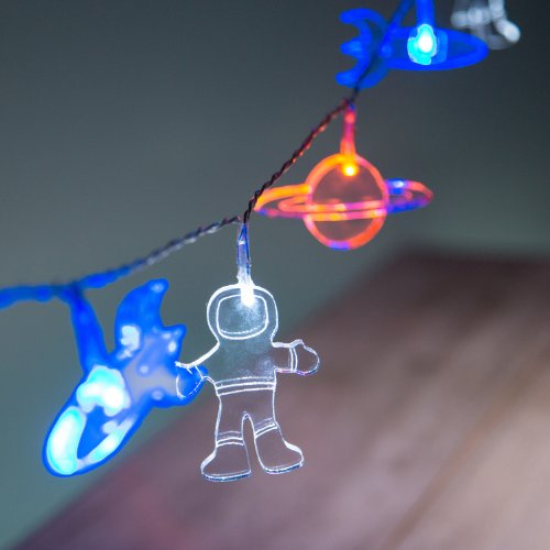 Lights4fun 12er LED Acryl Weltall Lichterkette batteriebetrieben Nachtlicht Batterie Kinderzimmer Deko Weltall Geschenke Kinder Kinderzimmer Lichterkette Atronauten