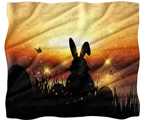 Fleecedecke Osterhase im Gras gegen Sonnenuntergang Himmel für Couch Sofa oder Bett gemütlich weiche Decken