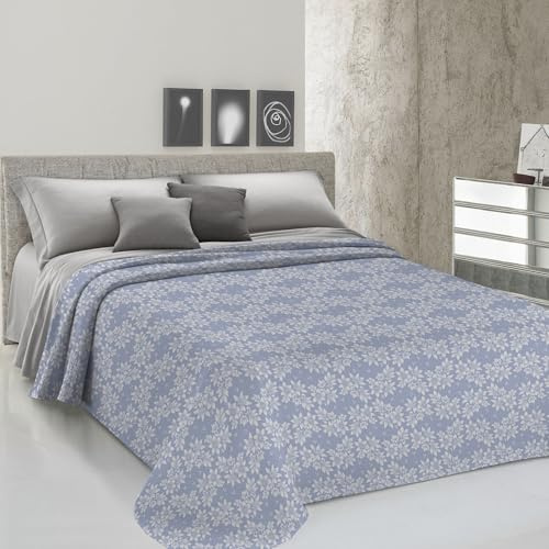 PENSIERI DELICATI Telo Copriletto Matrimoniale 260 x 280 cm, Telo Singolo 100% Cotone Pique, Ideale Come Arredo, Coperta Salva Letto 2 Piazze, Fantasia Olivia Azzurro, 100% Made in Italy