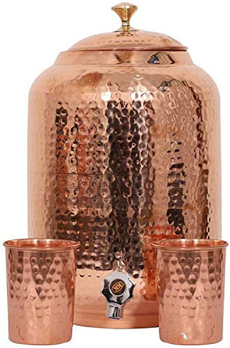 Handicraft-World Indischer handgefertigter handgehämmerter Wasserspender aus reinem Kupfer, Ayurveda-Heilwasserspeicher, Kupferflasche, Tasse, Krug mit 2 gehämmerten Gläsern (7 Liter)