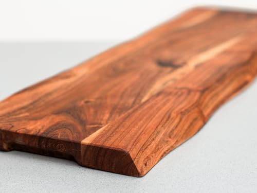 Servierbrett 68x23 Holz I Tragegriffe an den Seiten I Brotzeitbrett rustikal mit Baumkante I Schneidebrett 3cm Stark I Holzbrett für Küche braun