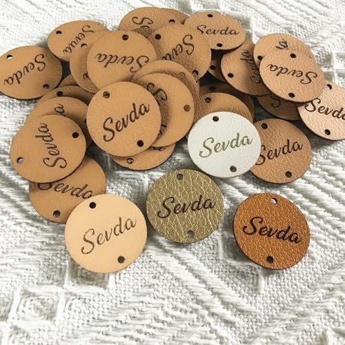 25 Stück Personalisierte Leder Label Mit Logo/Text, PU Handmade Etiketten Mit Löchern Verschönerung Stricken, Branding Labels Für DIY Jeans Taschen Hut Handwerk Stricken Häkeln (25x25Mm)