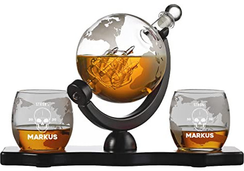 4-TLG Whisky-Set mit Wunschgravur - 1x Karaffe, 2x Whiskygläser, 1x Holzständer - verziert mit Weltkarte - Markenqualität - für echte Genießer - Papa, Opa - Geburtstagsgeschenk - Motiv Totenkopf