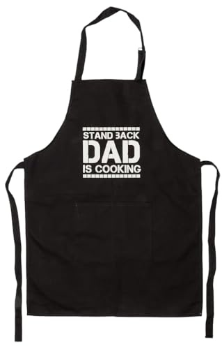 MIJOMA Grillschürze aus 100% Baumwolle – Kochschürze mit verstellbarem Nackenband und Fronttaschen – Motiv Stand Back Dad is Cooking