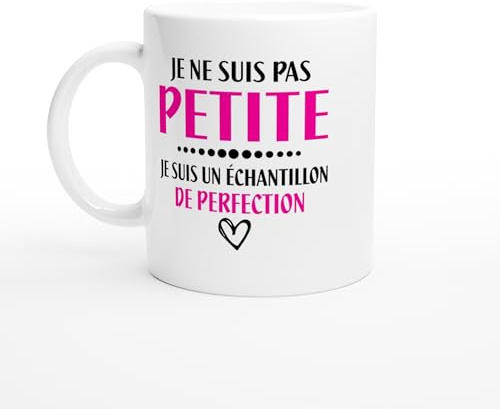 PassionCadeau Mug Je Ne Suis Pas Petite, Je Suis un Échantillon de Perfection – Tasse Humour Femme – Idée Cadeau Originale Petite Taille – Tasse Bureau ou Maison