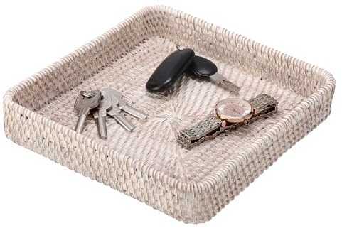 IGNPION Bandeja de ratán para llaves, cesta decorativa de mimbre tejida para entrada, bandeja de almacenamiento de mesa de café para llaves, tocador, vela, adorno, perfume (Blanco Lavado, 20,5 x 20,5