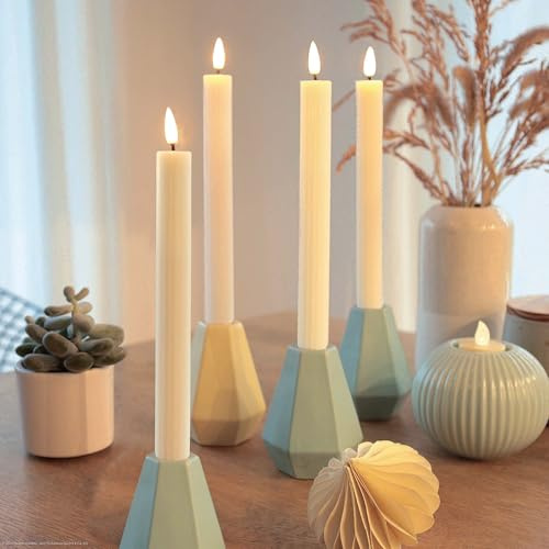 hellum LED Stabkerzen 4 Stück creme, Timer & Fernbedienung für Esstisch | LED Stabkerzen Echtwachs flackernde Flamme, batteriebetrieben, geriffelt, für Wohnzimmer, Adventskranz 24,5x2,2cm 525236