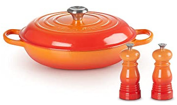LE CREUSET Signature Enamelled Cast Iron Shallow Casserole Dish With Lid + Le Creuset MG510-2 Classic Salt & Pepper Mill Set, Personal Use, Chip-resistant ABS Plastic, Anti-Corrosion, 11 cm, Volcanic
