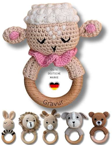 C|UTE – Babyrassel mit Namen ab 0 Monate | Greifling Baby personalisiert aus Baumwolle und Holz | Geschenke zur Geburt, Taufgeschenk Mädchen & Junge, personalisierte Geschenke (Schaf, mit Gravur)