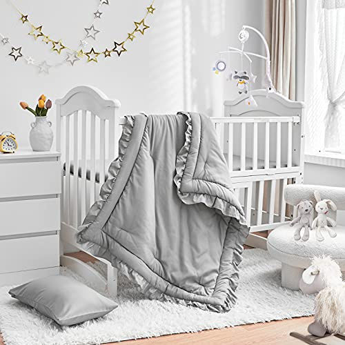 Juego de Ropa de Cama de 3 Piezas para Cuna, edredón Acolchado con Volantes para bebé, sábana Bajera y Funda de Almohada, Bonito diseño de Manta Suave con Volantes, Color Gris