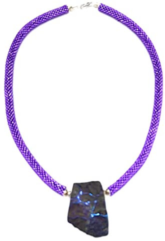 Achatstein an lilafarbener Häkelkette