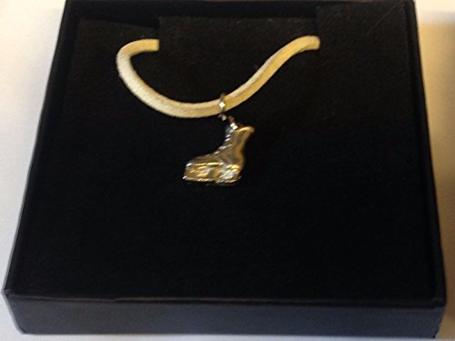 Giftsforall TG283 Eishockeyschuh, 1,4 cm x 1,5 cm, aus englischem Zinn, an 45,7 cm langer weißer Kordel-Halskette