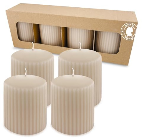 Stumpenkerzen 4er Set Sahara Beige Weiß mit Rillen 90 x 70 mm | Unparfümierte Advents- und Dekokerzen mit bis zu 156 Stunden Brenndauer – für Weihnachten, Hochzeit und Tischdeko