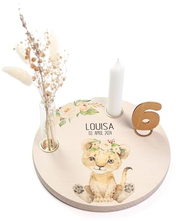 Nord-Kind® Geburtstagsteller personalisiert – Löwe 2 | Personalisiert aus Buchenholz, inkl. Kerze, Vase, Zahlen und Haltern; 20 cm.