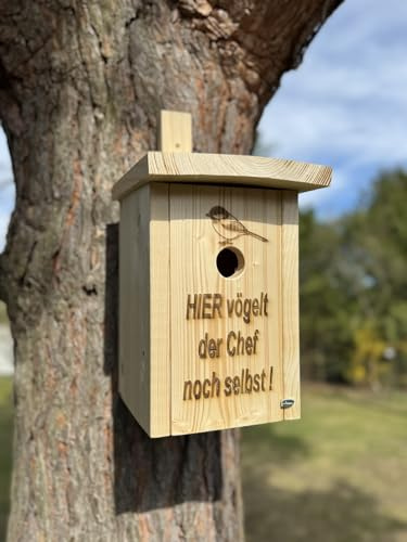 Premium Nistkasten mit frechem Spruch als Geschenk | Massiv nach NABU-Empfehlung | handgemacht in Deutschland | geeignet für Kleinvögel z.B. Meisen und Sperling