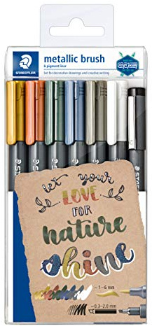STAEDTLER metallic brush Marker, Pinselspitze, Lininenbreite 1-2 mm, deckend auf hellem und dunklem Papier, 6 metallic brush Marker in sortierten Farben und 1 pigment liner 308 C2-9 im Etui, 8321 TB7