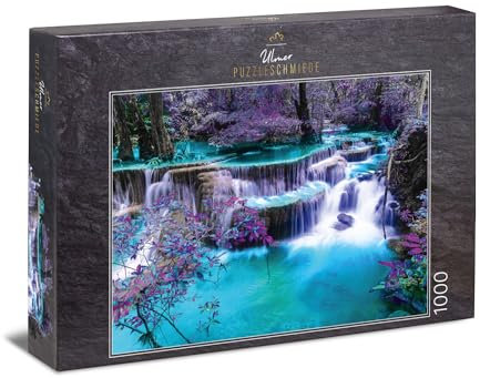 Ulmer Puzzleschmiede - Puzzle „Secret Place“ - Klassisches 1000 Teile Puzzle – Puzzlemotiv eines nächtlichen Wasserfall mit mysthisch leuchtenden Farben an einem verborgenen Ort in Asien