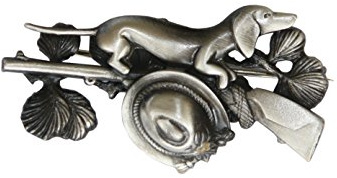 Breiter Hutanstecker Hutabzeichen Hutschmuck Abzeichen Jagdsport Schützensport - Anstecker Gewehr mit Dackel und Hut - Trachtenpin Brosche