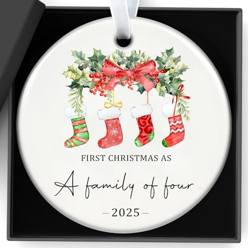 Weihnachtsdekoration, doppelseitig, personalisierbar, Weihnachtsbaumschmuck, Our First Christmas As A Family Of Four Ornament, Keramik, Weihnachtskugel für frischgebackene Eltern, Paare,