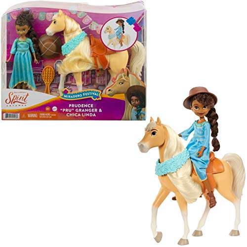 Spirit GXF64 - Spirit - frei und ungezähmt Puppe Pru (18cm) mit Kleid, Hut und Pferd Chica Linda (20cm) mit langer Mähne, Blumengirlande, Sattel und Bürste, tolles Geschenk für Kinder ab 3 Jahren