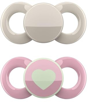 dentistar Day & Night Schnuller 2er-Set – Größe 1 für 0-6 Monate – Zahn- & kieferfreundlicher Silikon Schnuller – Mit Leuchtschnuller für die Nacht – Beige & Rosa mit Herz Motiv – Made in Germany