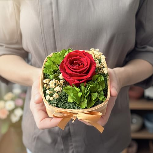 Giftelier Konservierte Rose im handgefertigten Korb mit Holzherz „Von Herzen“ – Geschenk für Freundin, Frau oder Mama – auch als liebevolles Dankeschön – stilvolle Wohn-Dekoration – Made in EU
