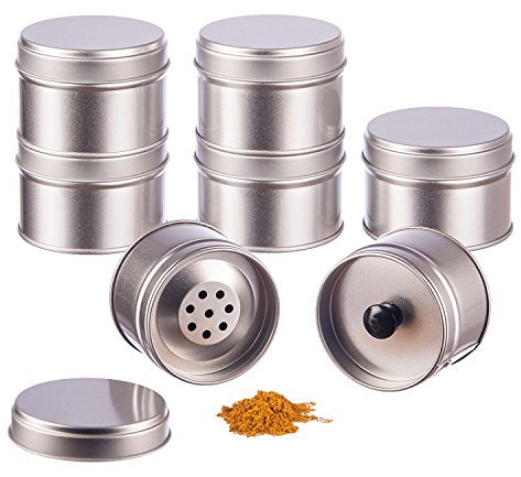 Pack de 24 tarros pequeños para especias apilables con tapa extra de aroma, incluye 24 etiquetas + 4 insertos para esparcir | Altura: 4,5 cm aprox. Diámetro cada uno aprox. 6,4 cm | Material de latas: hojalata | Sin BPA y apto para alimentos.