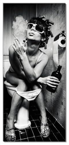 Wallario Selbstklebende Türtapete Kloparty - Sexy Frau auf Toilette mit Zigarette und Schnaps - Türposter 93 x 205 cm Abwischbar, rückstandsfrei zu entfernen