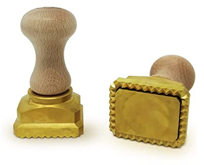 La Gondola Cortador de Raviolis Caseros - Cuadrado Festoneado 45x55 mm | Cortapastas de Latón y Madera Natural | Cortador de Pasta Robusto Fácil de Usar | Utensilio para Pasta Fresca Hechos en Italia