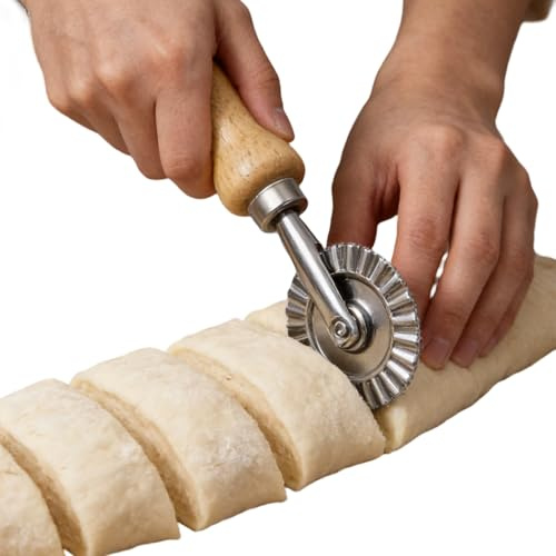 Dough Cutter - Curling Wheel with Wooden Handle - Dough Cutter with 3.8 cm Diameter for Cake Base, for Cutting Dough for Pies, Biscuits, Pizza Dough and Pasta Dough