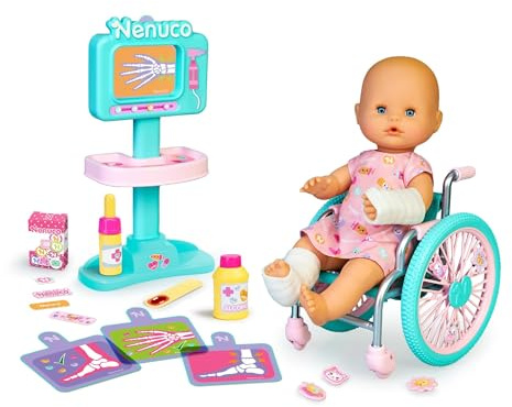 NENUCO - ¡Emergencia Doctora! Set de Juego, muñeco Bebe 35cm y Cuerpo Duro, con Accesorios para cuidar, radiografías, Silla de Ruedas y escayola, para niños y niñas Desde 2 años, Famosa (NFN63000)