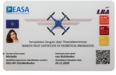 Roboterwerk Drohnenführerschein - Ihr EU-Kompetenznachweis A1/A3 und Drohnenführerschein A2 in Scheckkartengröße, QR-Code mit Foto, Abdruck auf Plastikkarte