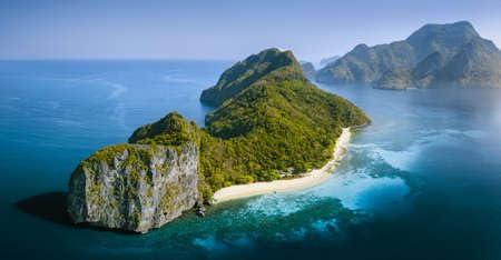 adrium Holz-Bild 150 x 80 cm: Drohnen-Luftpanoramabild von Helicopter Island in der Bacuit Bay in El Nido, Palawan, Philippinen, beleuchtet vom morgendlichen (132878562)