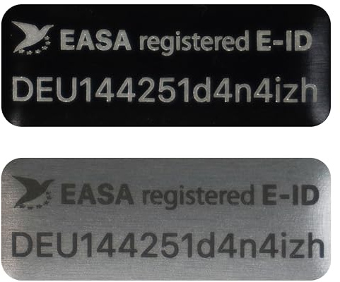 Flying-Drone Drohnen Plakette e-ID Kennzeichen Schild Alu | Design EASA registriert 20×8mm e-ID | lasergraviert feuerfest selbstklebend | für DJI Lito, DJI Mini, Avata 360 & weitere Drohnen | <0,3g