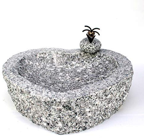 Gebrüder Lomprich Vogelbad Herz aus Granit (mit 1 Vögele am Rand sitzend)