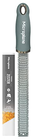 Microplane Grattugia Zester Verde Eucalipto Ideale per Agrumi, Formaggio a Pasta Dura, Zenzero, Cioccolato e Noce Moscata con Lama Fine - Made in USA